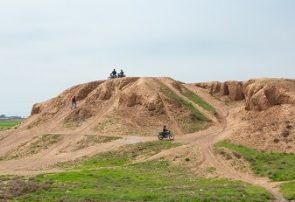 موتور سواری روی بزرگ ترین عرصه باستانی کشور!