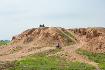 موتور سواری روی بزرگ ترین عرصه باستانی کشور!