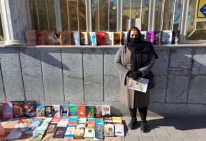 زن فیروزهای که برای زنده نگه داشتن امید کتاب میفروشد زن فیروزهای که برای زنده نگه داشتن امید کتاب میفروشد