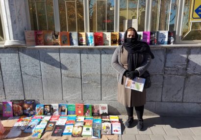 زن فیروزهای که برای زنده نگه داشتن امید کتاب میفروشد زن فیروزهای که برای زنده نگه داشتن امید کتاب میفروشد