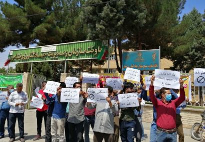 تعدادی از دامداراننیشابور در اعتراض به قیمت شیر اجتماع کردند تعدادی از دامداراننیشابور در اعتراض به قیمت شیر اجتماع کردند