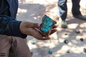 استخراج فیروزه از نخاله معدنی به دست زنان زندانی استخراج فیروزه از نخاله معدنی به دست زنان زندانی