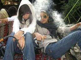 دلیل گرایش زنان ایرانی به قلیان چیست؟ دلیل گرایش زنان ایرانی به قلیان چیست؟