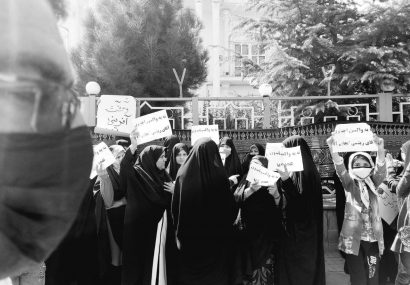 عدهای در مخالف با واکسیناسیون عمومی در نیشابور تجمع کردند عدهای در مخالف با واکسیناسیون عمومی در نیشابور تجمع کردند