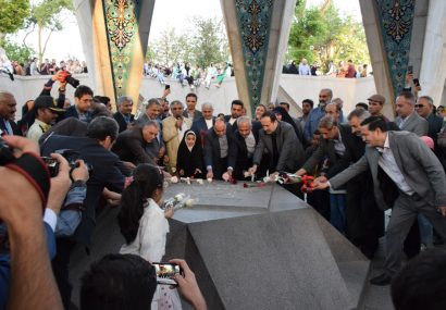 گل افشانی آرامگاه خیام در غیاب وزیر ارشاد گل افشانی آرامگاه خیام در غیاب وزیر ارشاد