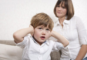 بچه‌ای که فقط در توالت منزل خودشان ادرار می‌کند