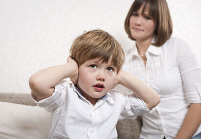 بچه‌ای که فقط در توالت منزل خودشان ادرار می‌کند