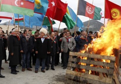 نوروز 5 هزار ساله متعلق به همهی باشندگان قلمرو فرهنگی ایران بزرگ است نوروز ۵ هزار ساله متعلق به همهی باشندگان قلمرو فرهنگی ایران بزرگ است