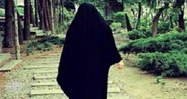 آدمی به هر چه منعش کنند حریصتر میشود* آدمی به هر چه منعش کنند حریصتر میشود*