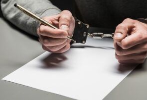 توصیه قاضی به اقرار نکردن متهم توصیه قاضی به اقرار نکردن متهم