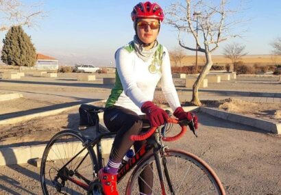 دختر رکاب‌زن نیشابور، تنها در مسیر و پیشتاز در مسابقات